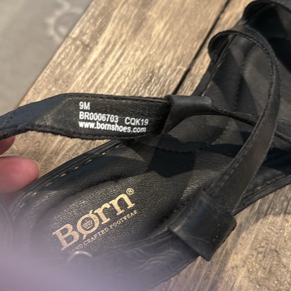 Born Women’s Sandals - two pairs one Black and one Brown - Picture 6 of 7